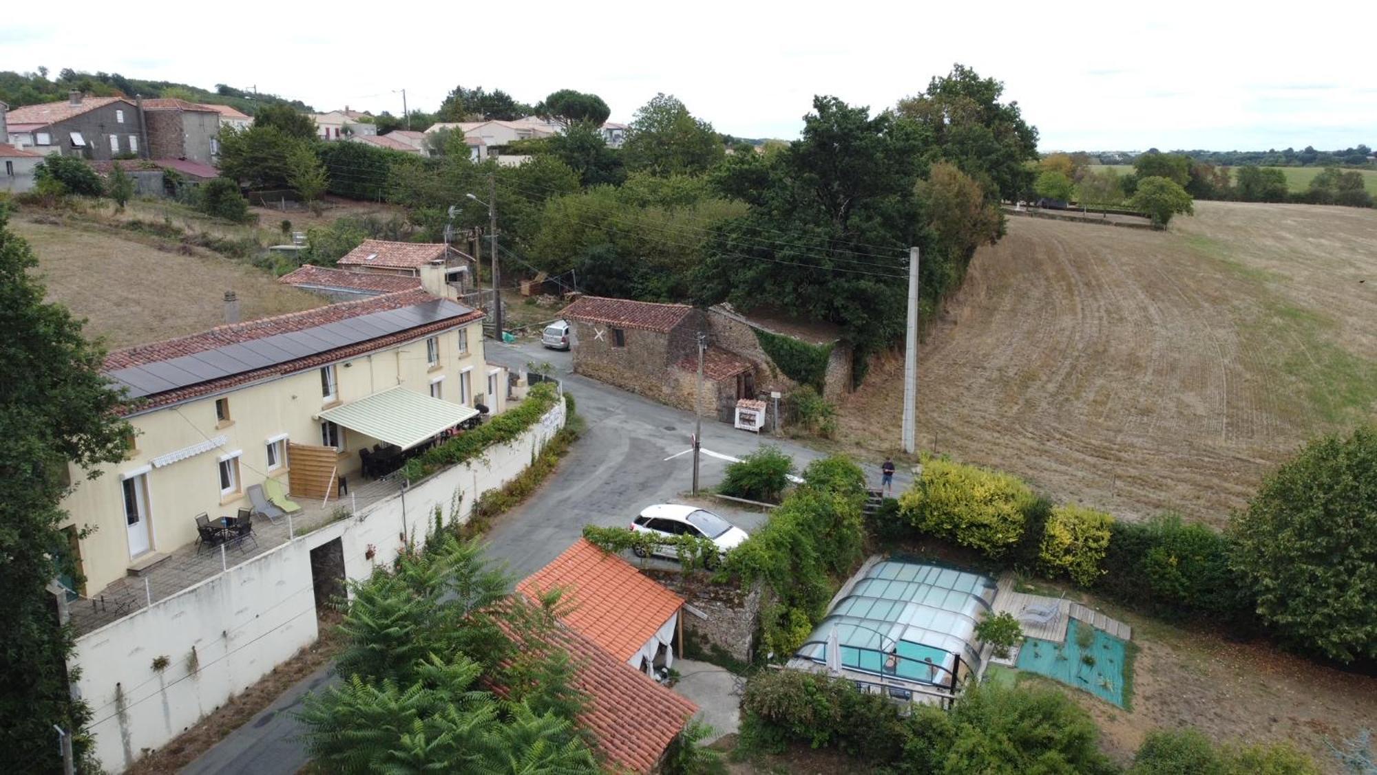 Le Petit Moulin Hotell Pouzauges Exteriör bild
